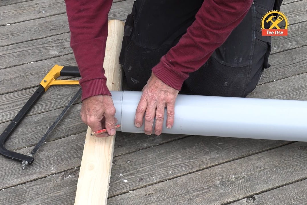 Leikkaa räystäskouru suorassa kulmassa