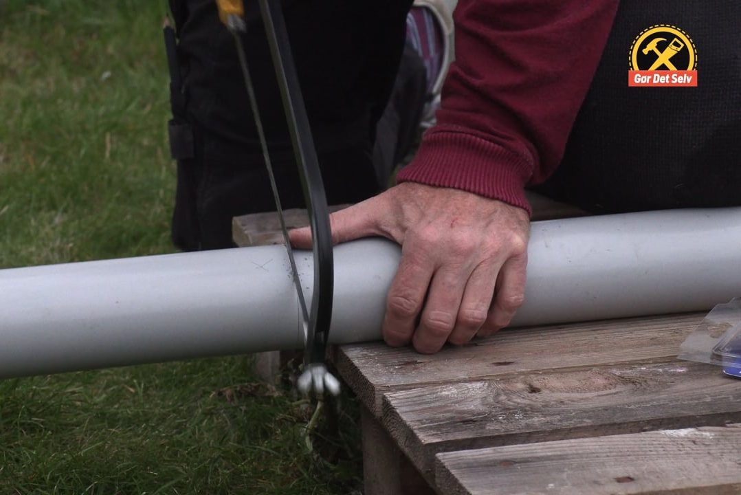 Helt lige snit på nedløbsrøret