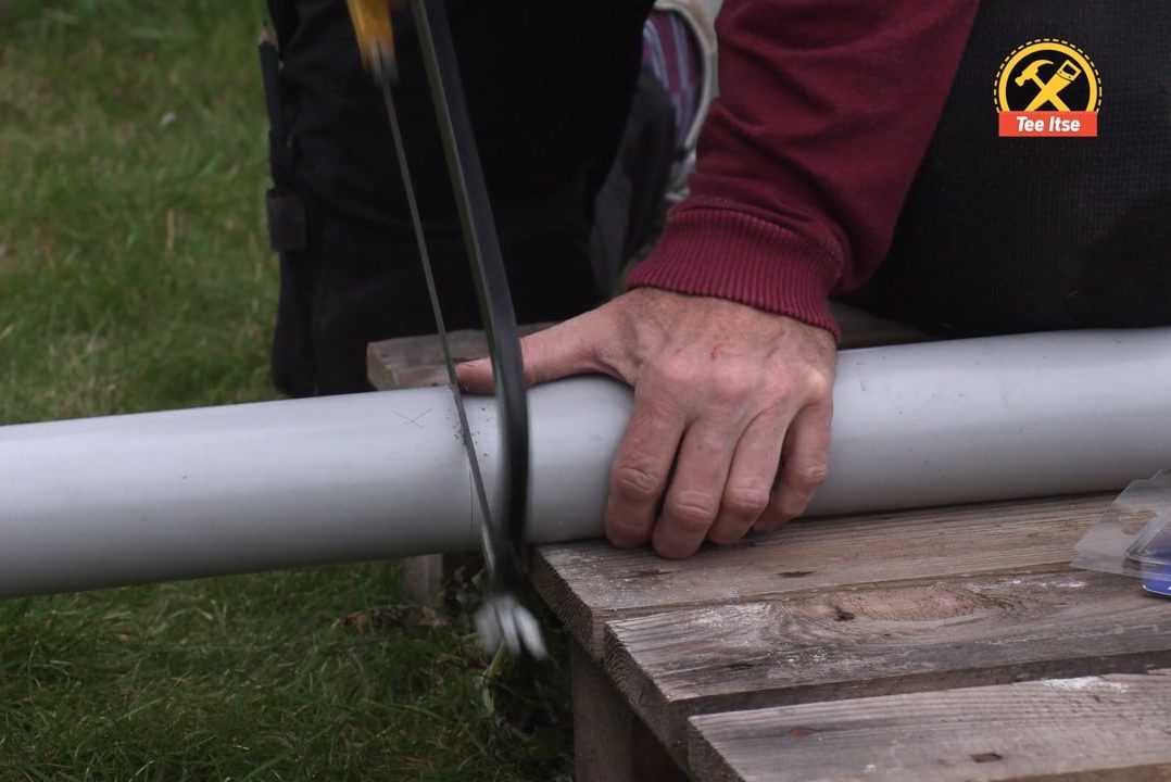 Leikkaa syöksytorvi suorassa kulmassa