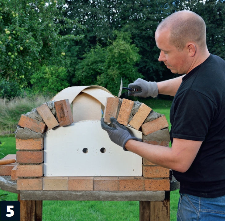 Toppen av åpningen på steinovn mures