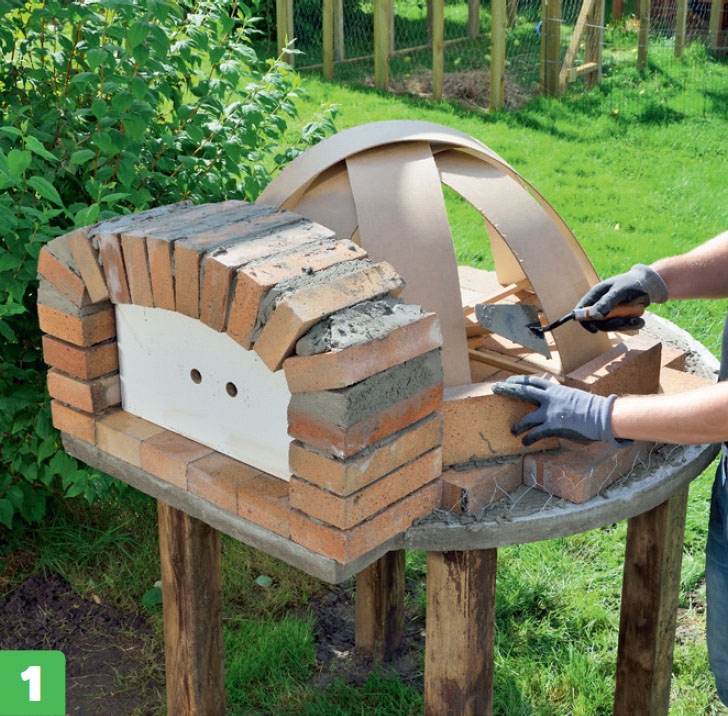 Kuppelen mures opp på steinovn