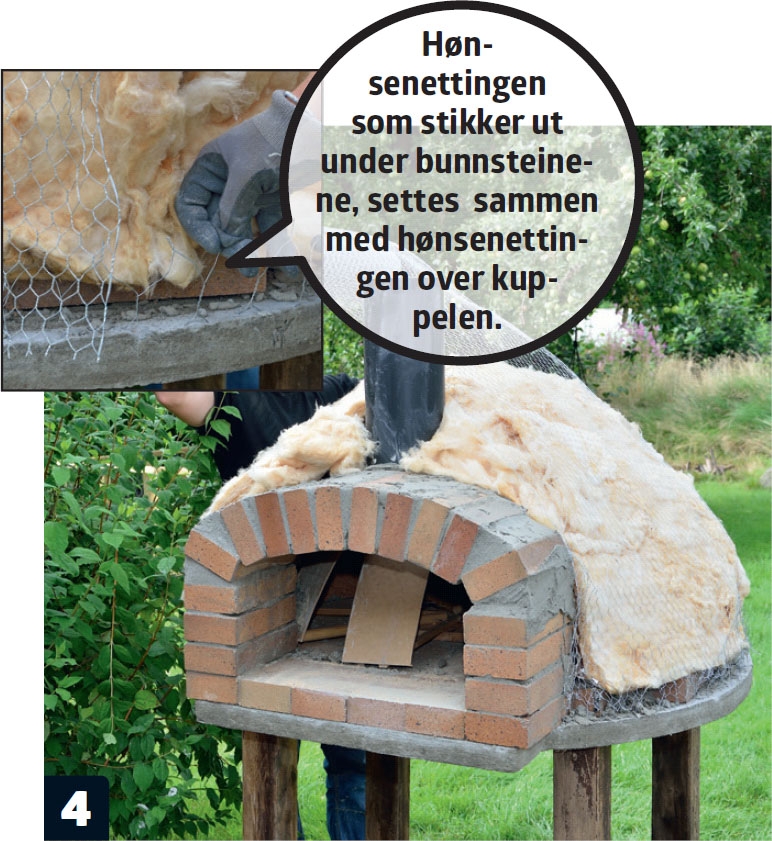 Hønsenettingen legges over isolasjonen på murt pizzaovn