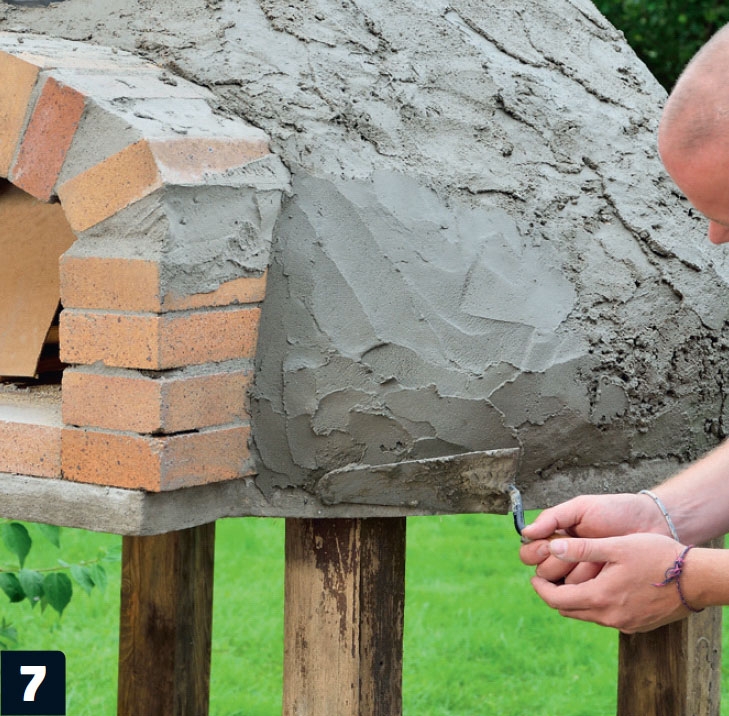 Det ytterste pusslaget på murt pizzaovn