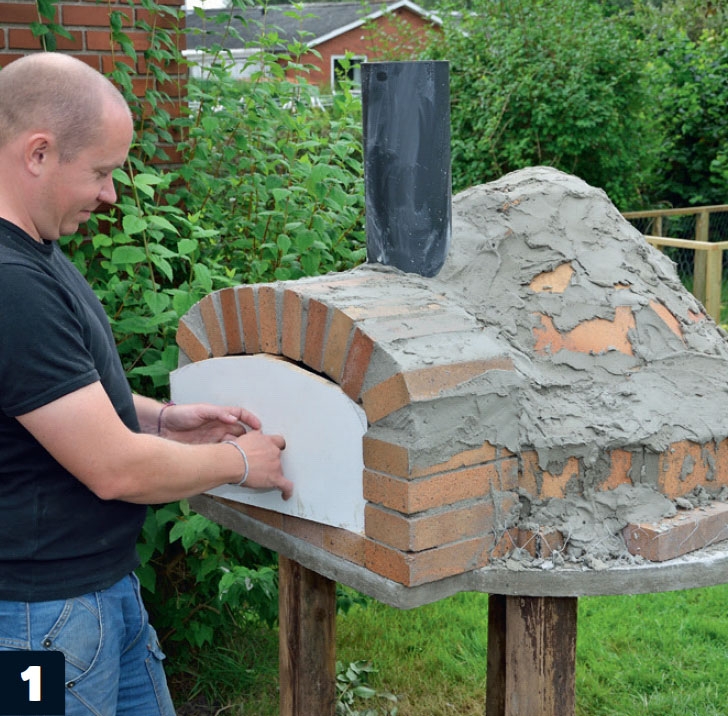 När bruket fått härda över natten är det dags att fortsätta med murad pizzaugn