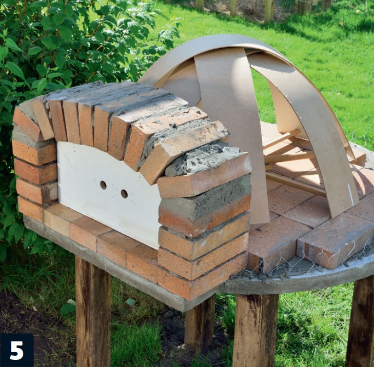 Fronten af muret pizzaovn må gerne se sjusket ud