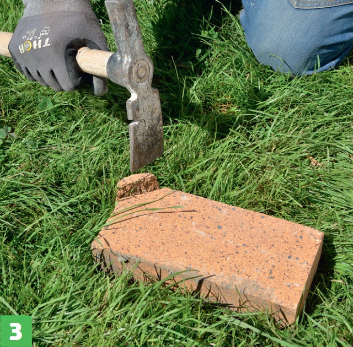 Ildfaste sten til muret pizzaovn tilpasses med hammer