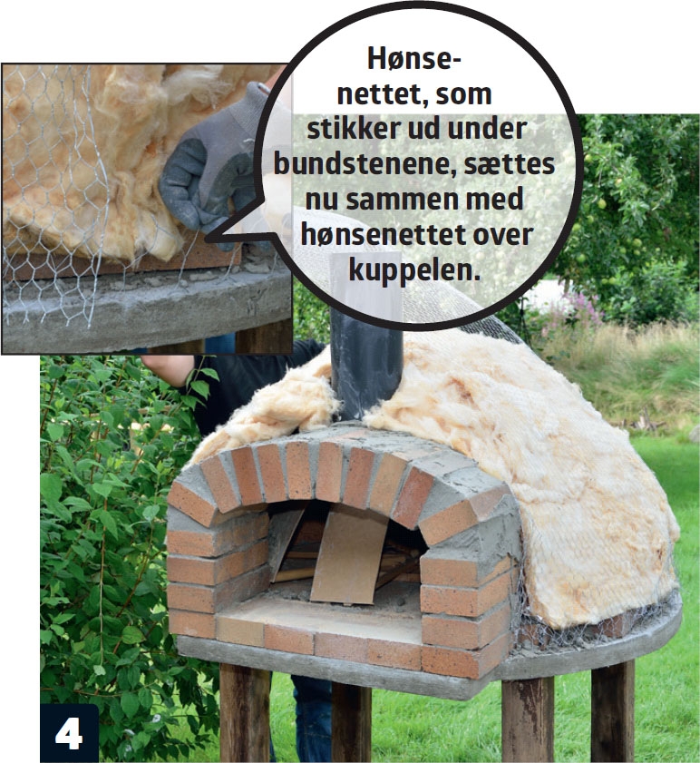 Hønsenet lægges ovenpå isoleringen til muret pizzaovn