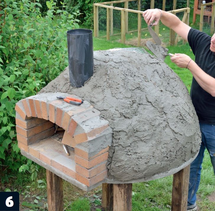 Muret pizzaovn grovpudses hele vejen rundt