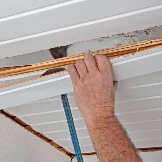 Kipsilevykatto: Iske taltta tai sorkkarauta lautojen väliin