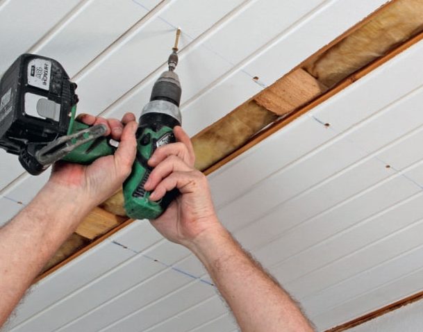 Kipsilevykatto: Kiinnitä 5 x 60 mm:n ruuvit liitunaruviivan kohdalle