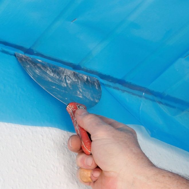 Kipsilevykatto: Ota taitettu reuna esiin ja paina se liimaan