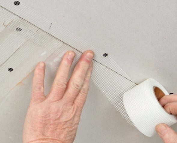 Kipsilevykatto: Kiinnitä vahviketeippi saumoihin. Kiinnitä vahviketeippi saumoihin