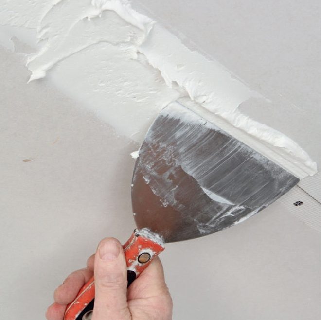 Kipsilevykatto: Paina saumoihin tasoitetta