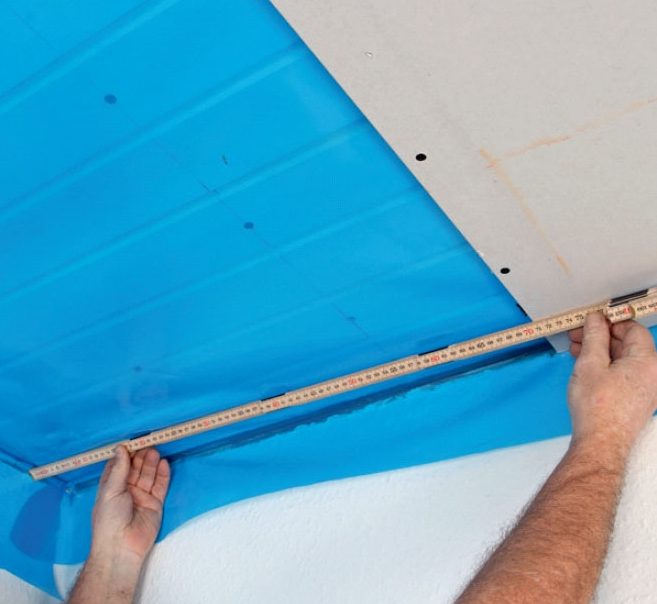 Kipsilevykatto: Mittaa ensimmäisen levyrivin leveys