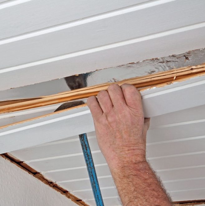 Montere gipsplater i tak: Bank et stemjern eller brekkjern opp mellom panelbordene