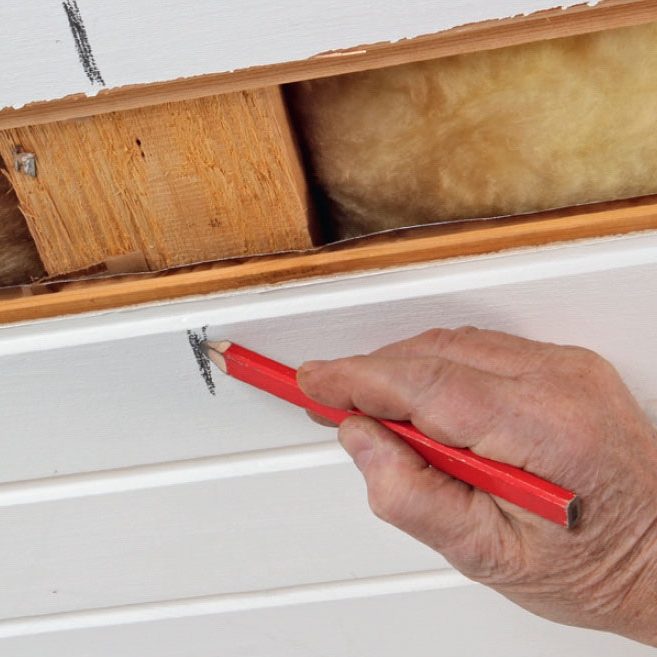 Montere gipsplater i tak: Marker plasseringen av sperrer eller bjelker