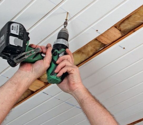 Montere gipsplater i tak: Vi skrur 5 x 60 mm skruer i streken