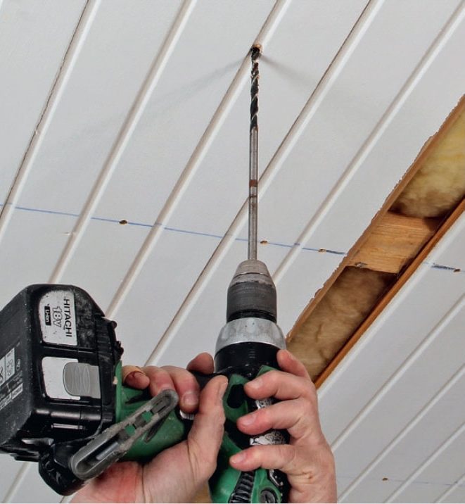 Montere gipsplater i tak: En eksisterende dampsperre skal perforeres