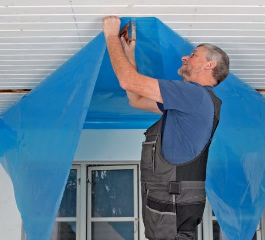 Montere gipsplater i tak: Klipp ut en dampsperrelengde