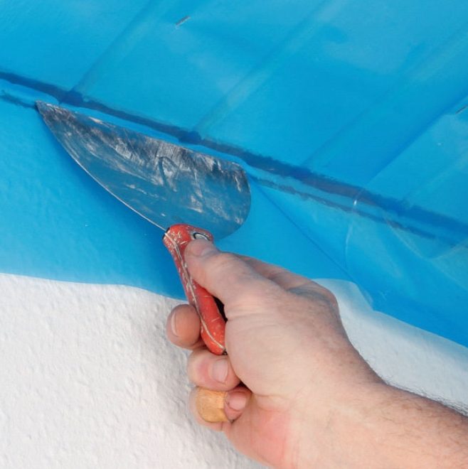 Montere gipsplater i tak: Løsne det bøyde stykket, og trykk det fast i folielimet