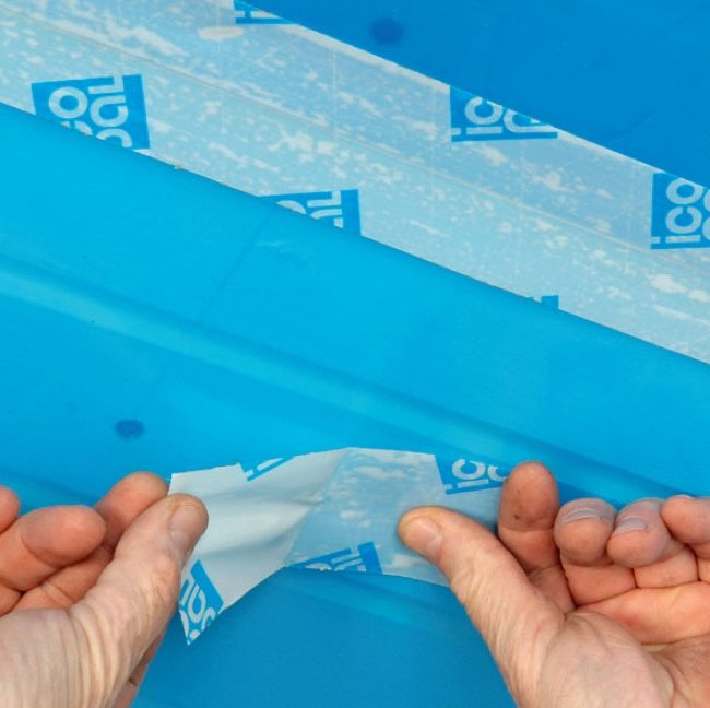 Montere gipsplater i tak: Sett dampsperreteip på skjøter og stifter