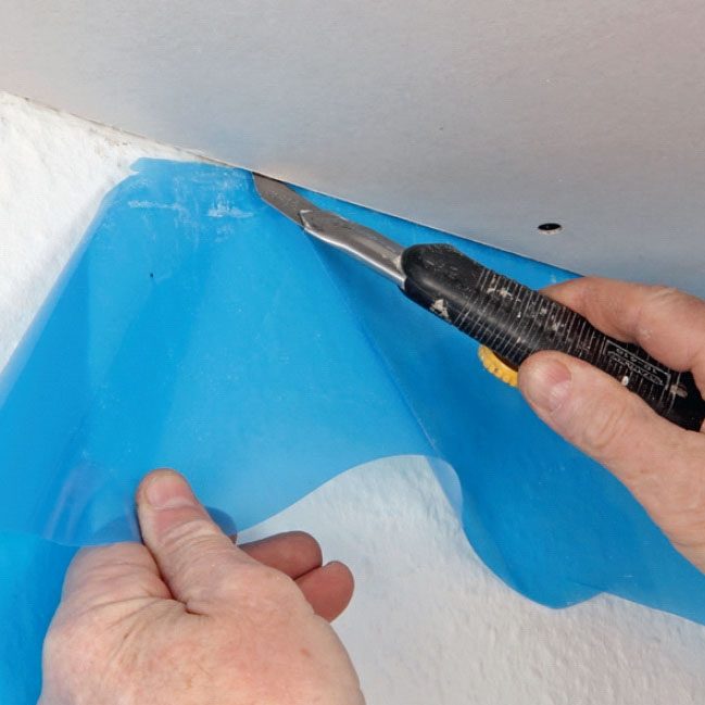 Montere gipsplater i tak: Skjær av dampsperren ved veggen