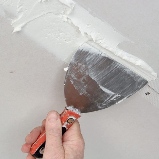 Montere gipsplater i tak: Press rikelig med sparkelmasse i skjøtene