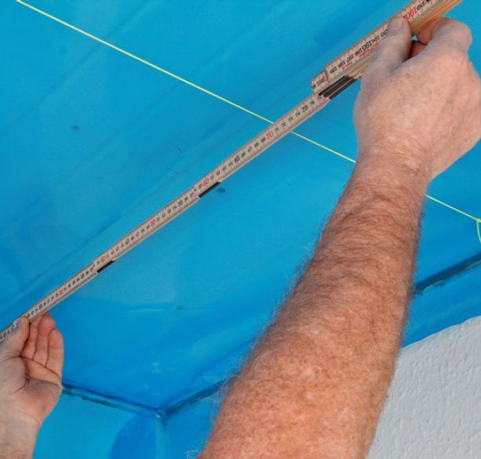 Montere gipsplater i tak: Spenn en snor ut fra veggen