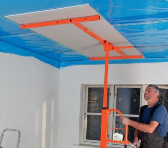 Montere gipsplater i tak: Kjør gipsplateheisen i bunn