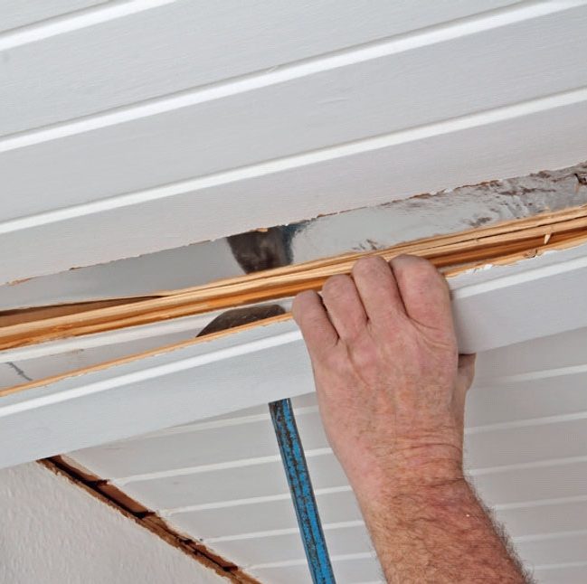 Slätt innertak: Knacka in ett stämjärn eller en kofot