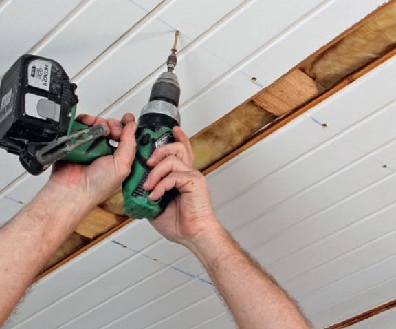 Slätt innertak: Fäst 5 x 60 mm skruvar i kritstrecket