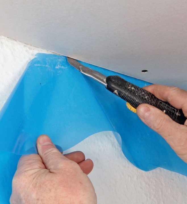 Slätt innertak: Skär av ångspärrsfolien längs väggen