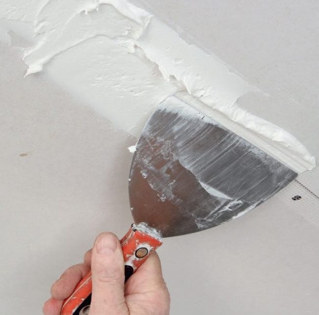 Slätt innertak: Lägg på rikligt med spackelmassa i skarvarna