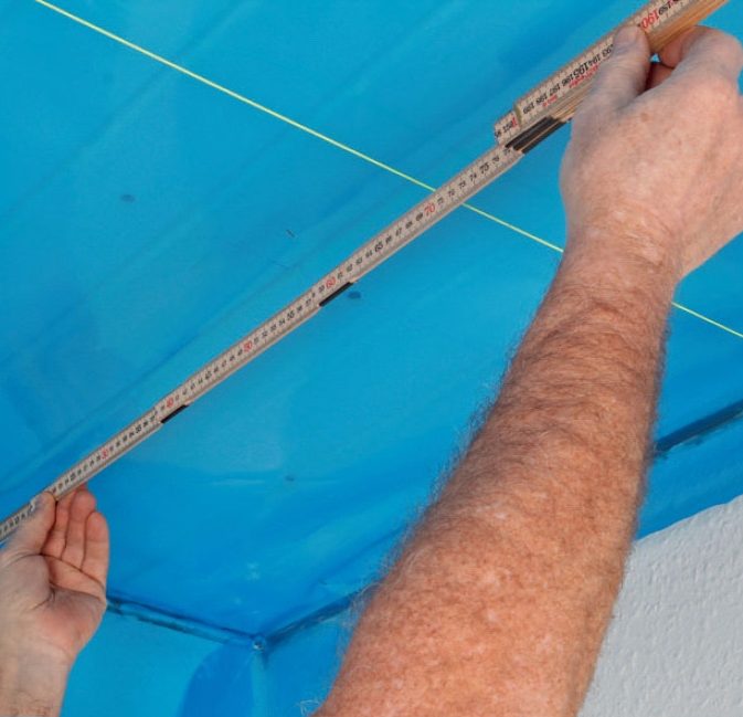 Slätt innertak: Spänn en lina tvärs över taket