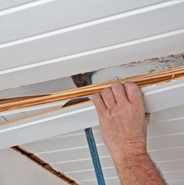 Gipsloft på profilbrædder: Bank et stemmejern eller et koben op mellem profilbrædderne