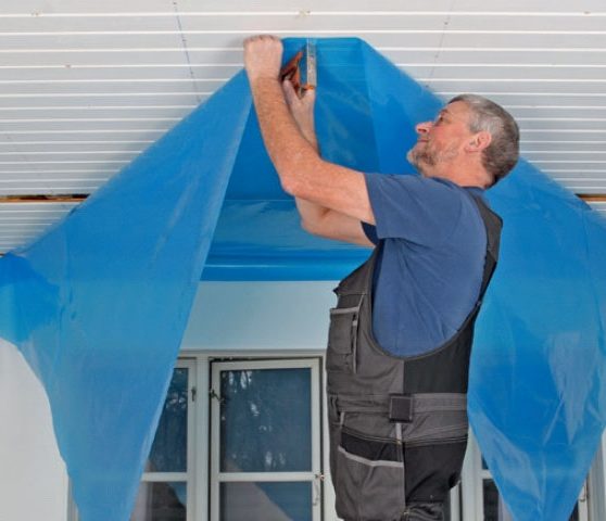 Gipsloft på profilbrædder: Klip en bane dampspærre