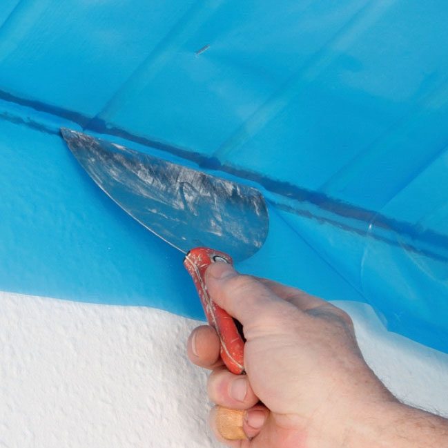 Gipsloft på profilbrædder: Frigør det ombukkede stykke, og tryk det fast i folieklæberen