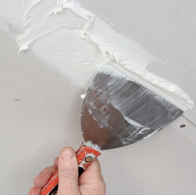 Gipsloft på profilbrædder: Pres rigeligt med spartelmasse i samlingerne