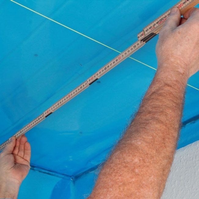 Gipsloft på profilbrædder: Spænd en snor ud fra væggen