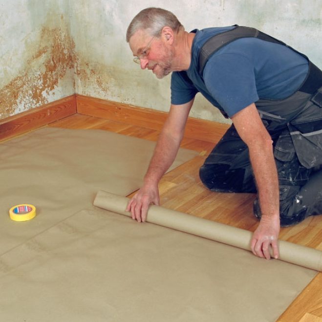 Näin poistat paperitapetin - Levitä lattiaan suojapaperi