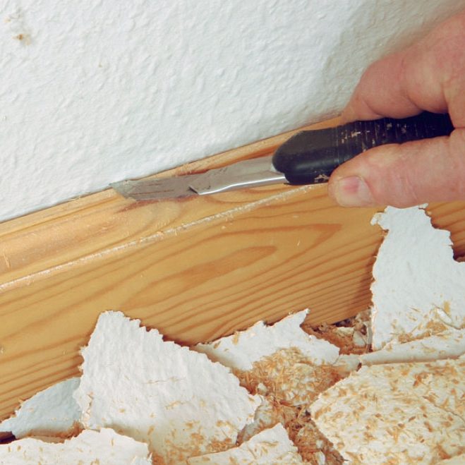 Fjern sagflistapetet - Skjær gjennom tapetet langs fot lister