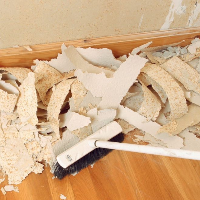 Fjern sagflistapetet - Når all tapet er skrellet av, skal du IKKE fjerne det fra gulvet