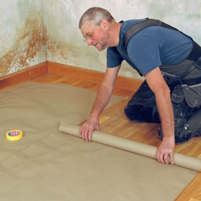 Fjern sagflistapetet - Rull ut gulvpapp