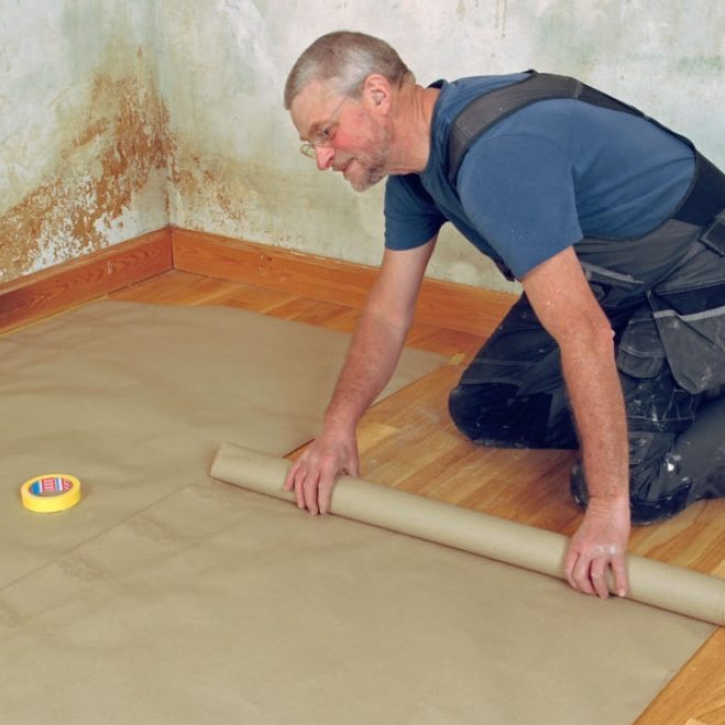 Så blir du av med strukturtapeten - Rulla ut golvpapp