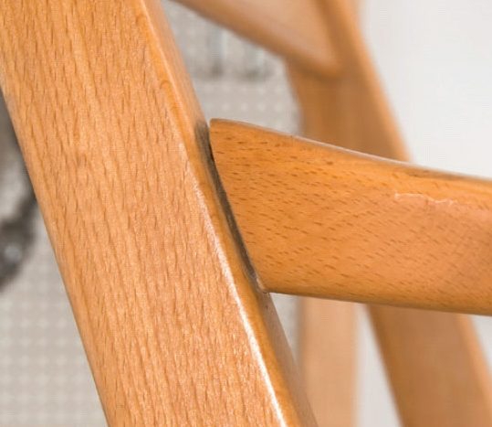 Reparation af ledløse stole: Det ene armlæn er gået fra i tapsamlingen