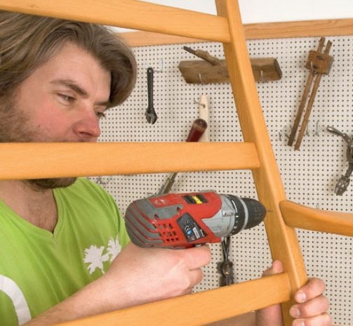 Reparation af ledløse stole: Ved at bore et lille hul ind til tapsamlingen