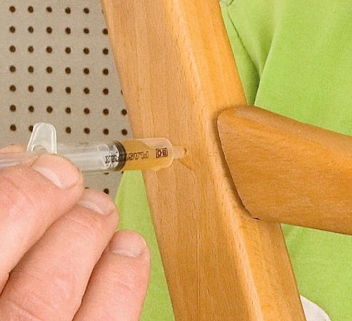 Reparation af ledløse stole: Igennem det lille hul kan du nu sprøjte limen på plads