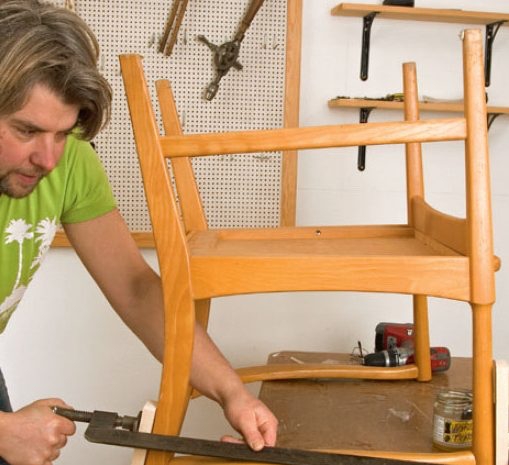 Reparation af ledløse stole: Med en tvinge trækkes delene sammen