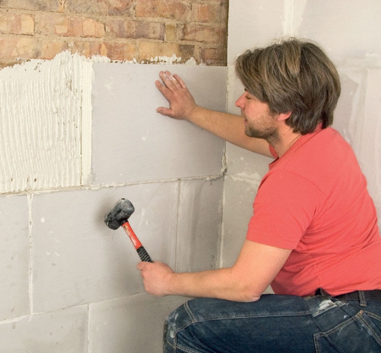 Sisäpuolinen eristys kevytbetonilla: Paina levy paikalleen saumaliimaan