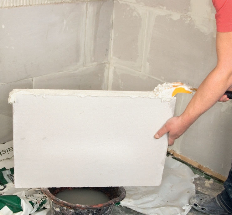 Porebetong isolering: Platekantene smøres med lim